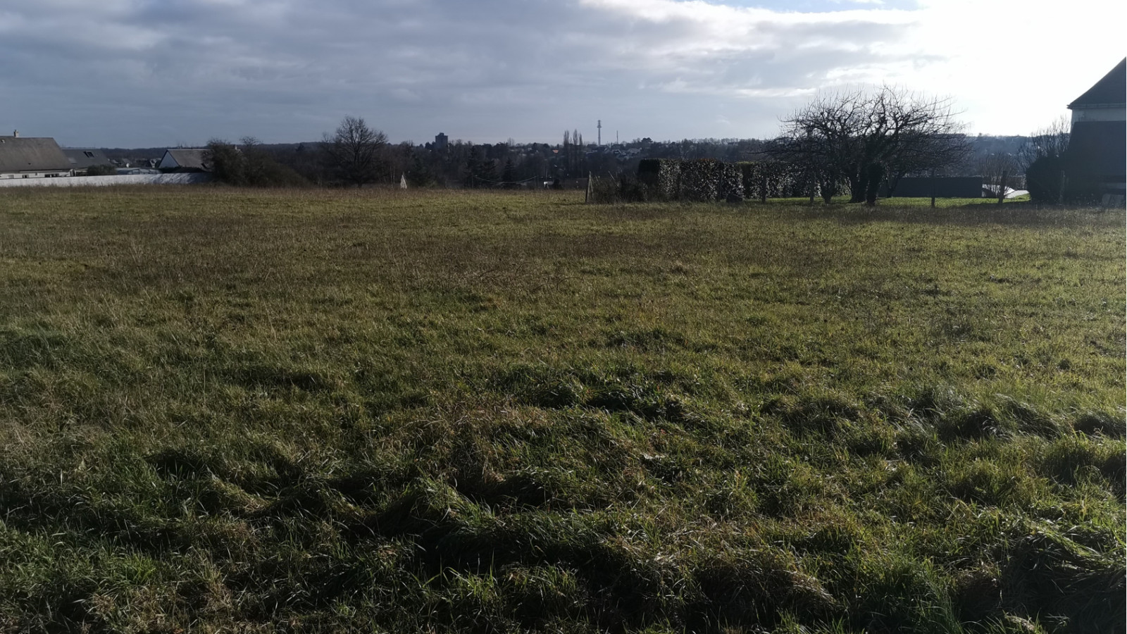 Terrain constructible de 406m2 à Monnaie
