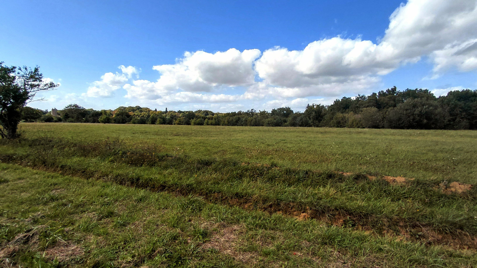 Terrain constructible de 453m2 à Ferrière-sur-Beaulieu