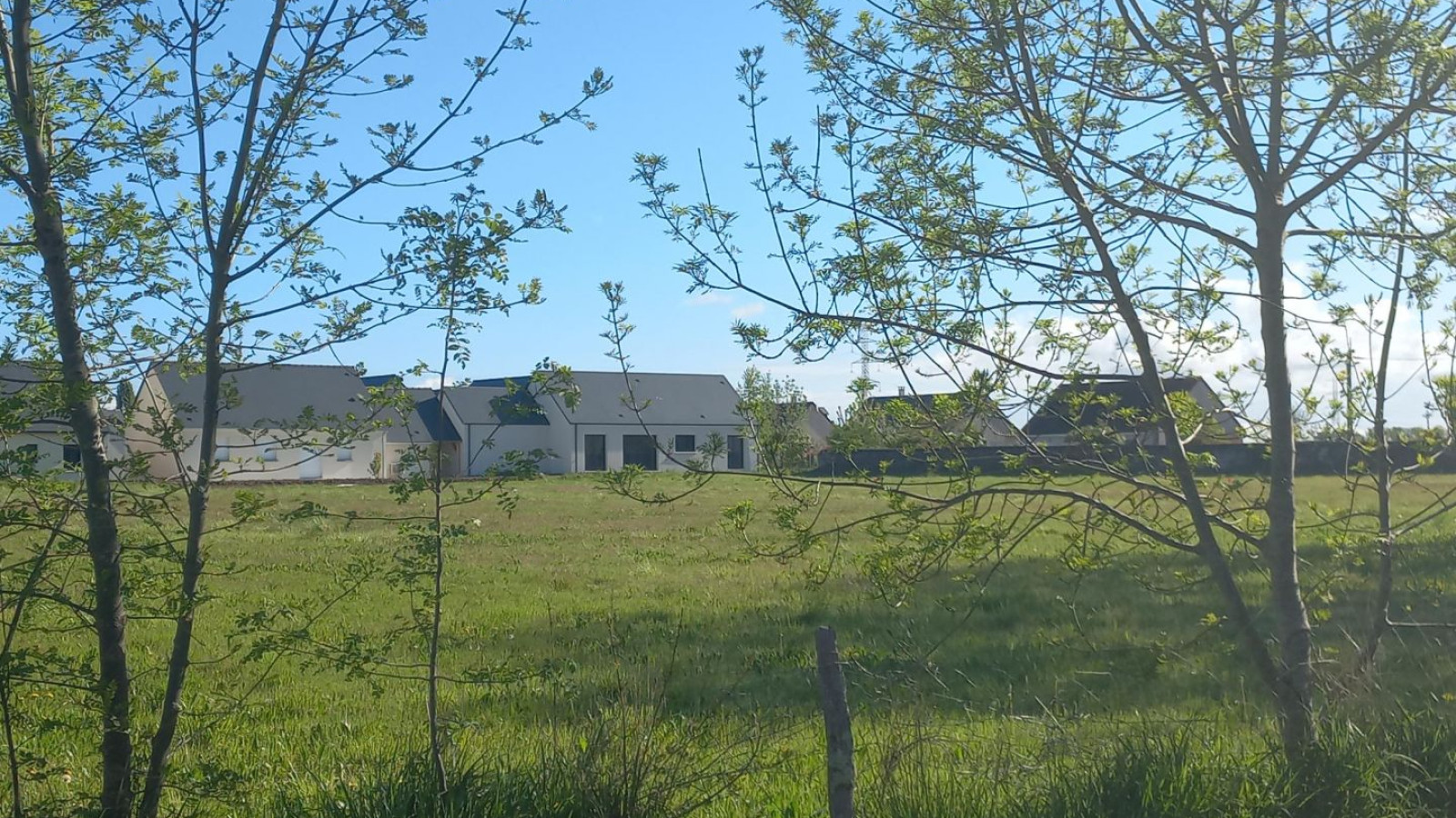 Terrain constructible de 435m2 à Notre-Dame-d'Oé